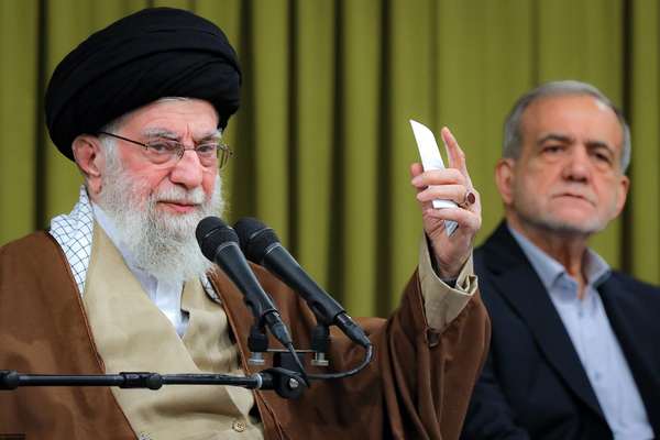 في إشارة محتملة لتأييده التفاوض مع واشنطن .. خامنئي يوصي بـ"اليقظة الدبلوماسية"