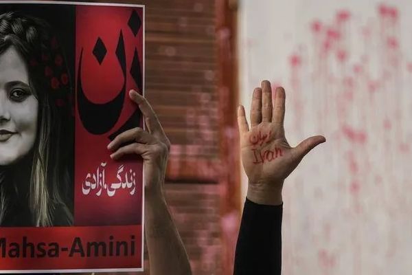 في تقريرها لعام 2024.. "هيومن رايتس ووتش" تتهم إيران بارتكاب جرائم ضد الإنسانية