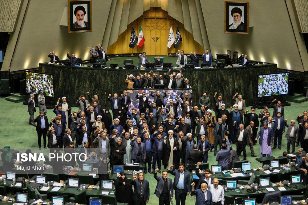 نمایندگان مجلس در صحن علنی تجمع کردند و شعار «مرگ بر آمریکا» و «مرگ بر اسرائیل» سر دادند