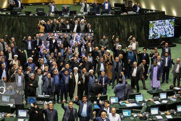 نمایندگان مجلس در صحن علنی تجمع کردند و شعار «مرگ بر آمریکا» و «مرگ بر اسرائیل» سر دادند