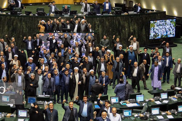 نمایندگان مجلس در صحن علنی تجمع کردند و شعار «مرگ بر آمریکا» و «مرگ بر اسرائیل» سر دادند