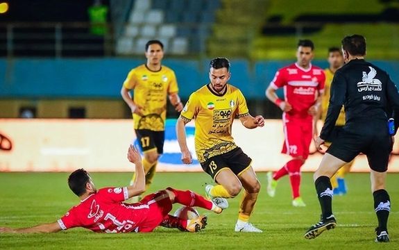 پرسپولیس ۱ - ۲ سپاهان؛ شکست پرسپولیس و تقدیم جام قهرمانی به استقلال