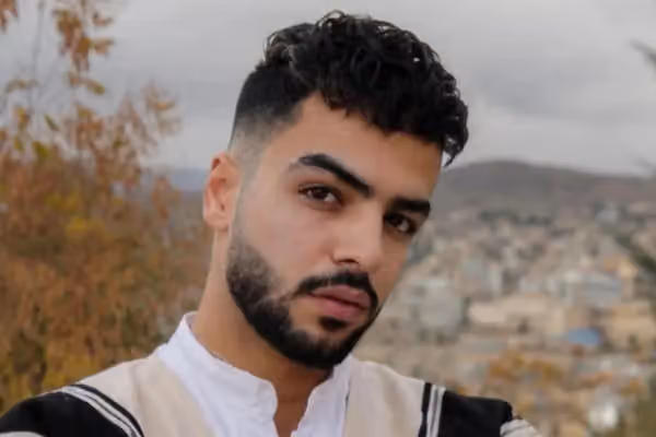 منبع مطلع: پدر علیرضا رئیسی را با چشمبند به مراسم خاکسپاری پسرش بردند و برگرداندند