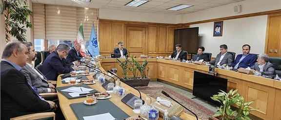 صندوق ضمانت سپردهها کمیته مسئول اجرای فرایند گزیر بانک آینده را منصوب کرده، اما روشن نیست با توجه به تجربه شکست خورده فروش ایرانمال، منابع این نهاد برای پرداخت بدهی های انصاری و زیان انباشته آن چیست.