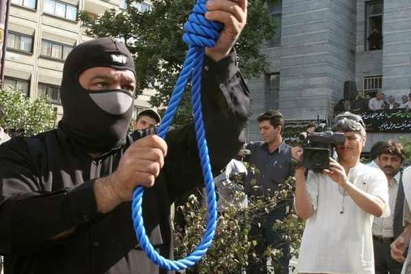 سجناء 9 سجون في إيران يطالبون بدعم شعبي للضغط على النظام لوقف "آلة الإعدام"
