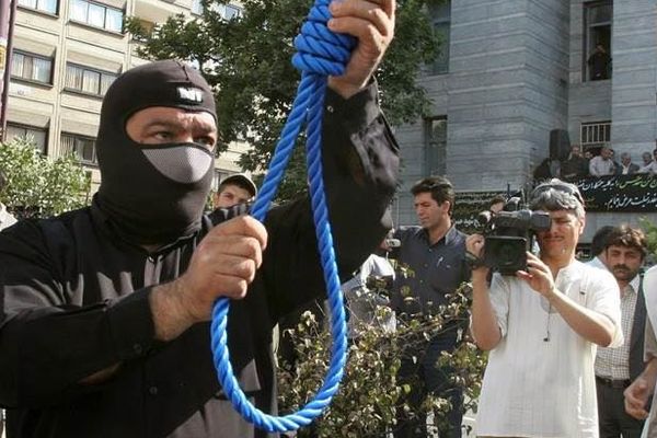 سجناء 9 سجون في إيران يطالبون بدعم شعبي للضغط على النظام لوقف "آلة الإعدام"