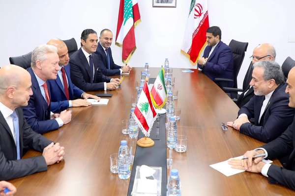 وزير خارجية لبنان يطالب إيران بالتعاون لنزع سلاح "حزب الله"