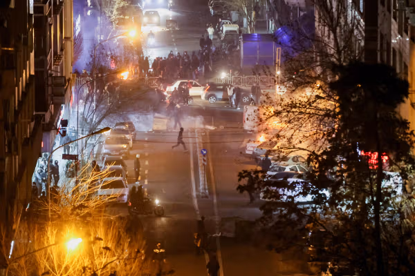 بیانیه ۱۷۰ چهره هنری و فرهنگی: ترامپ به وعدههای خود در حمایت از مردم ایران پایبند بماند