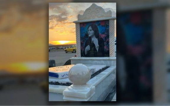 تصویری از سنگ مزار مهسا ژینا امینی