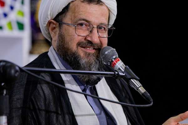 مدرس حوزه علمیه در حمایت از حجاب اجباری: زنان جذابترند، چشم میبیند و دل هوس میکند