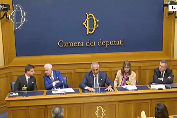 تزامنا مع حضور رضا بهلوي في إيطاليا.. البرلمان الأوروبي يدرس استراتيجية دعم انتفاضة إيران