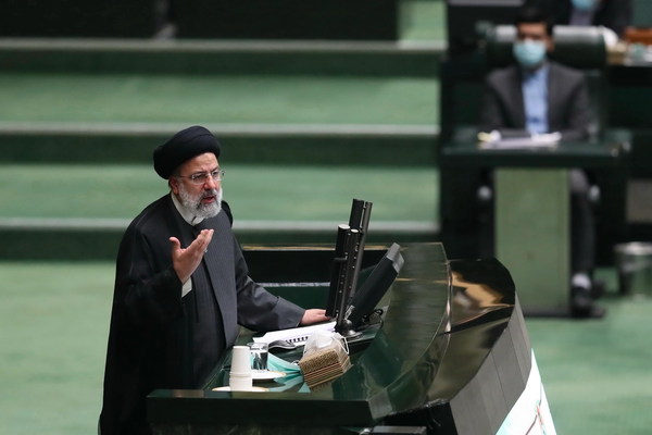 مشروع ميزانية العام المقبل الإيراني: القوات المسلحة ستبيع النفط الخام