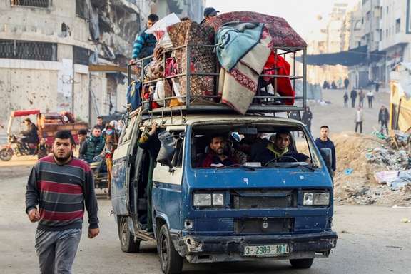 آوارگان فلسطینی در حال بازگشت به خانههای خود در شمال نوار غزه، ۳۰ دی