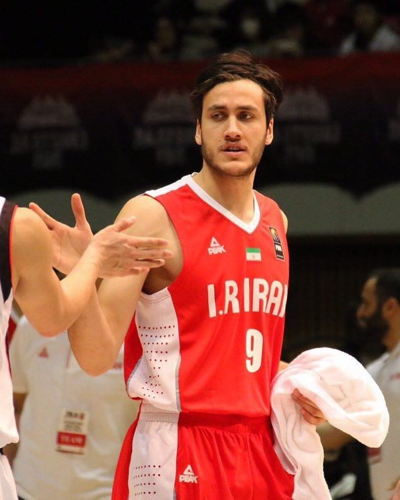 همراهی عضو تیم‌ملی بسکتبال با اعتراضات سراسری: با تفنگ ساچمه‌ای به کسی رحم نمی‌کنید