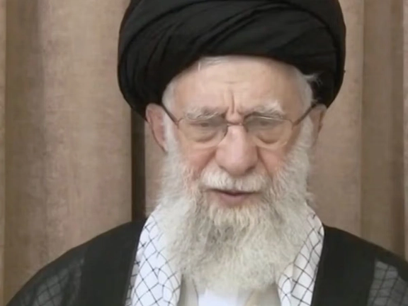 تعليق إسرائيل على تغير وجه خامنئي: الخوف أم غياب ضوء الشمس؟