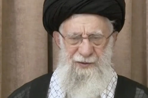 تعليق إسرائيل على تغير وجه خامنئي: الخوف أم غياب ضوء الشمس؟