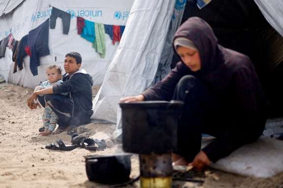 آوارگان فلسطینی در اردوگاهی در رفح، جنوب نوار غزه، ۱۶ اسفند