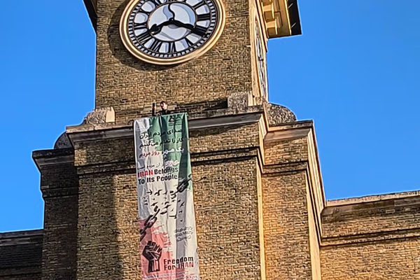 وسائل إعلام بريطانية: رجل يحمل كلباً ويصعد برج كينغز كروس بلندن للمطالبة بـ"الحرية لإيران"