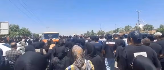 حاضران در مراسم خاکسپاری دو جوان کشتهشده در همدان شعار «مرگ بر ستمگر» سر دادند