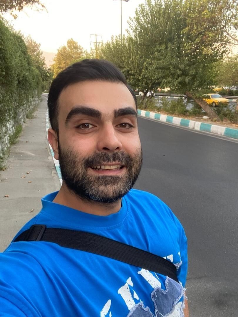 اتهام شاب إيراني بـ "المحاربة" بعد اعتقاله بعنف في طهران