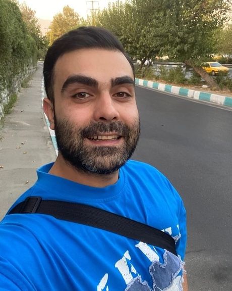 اتهام شاب إيراني بـ "المحاربة" بعد اعتقاله بعنف في طهران