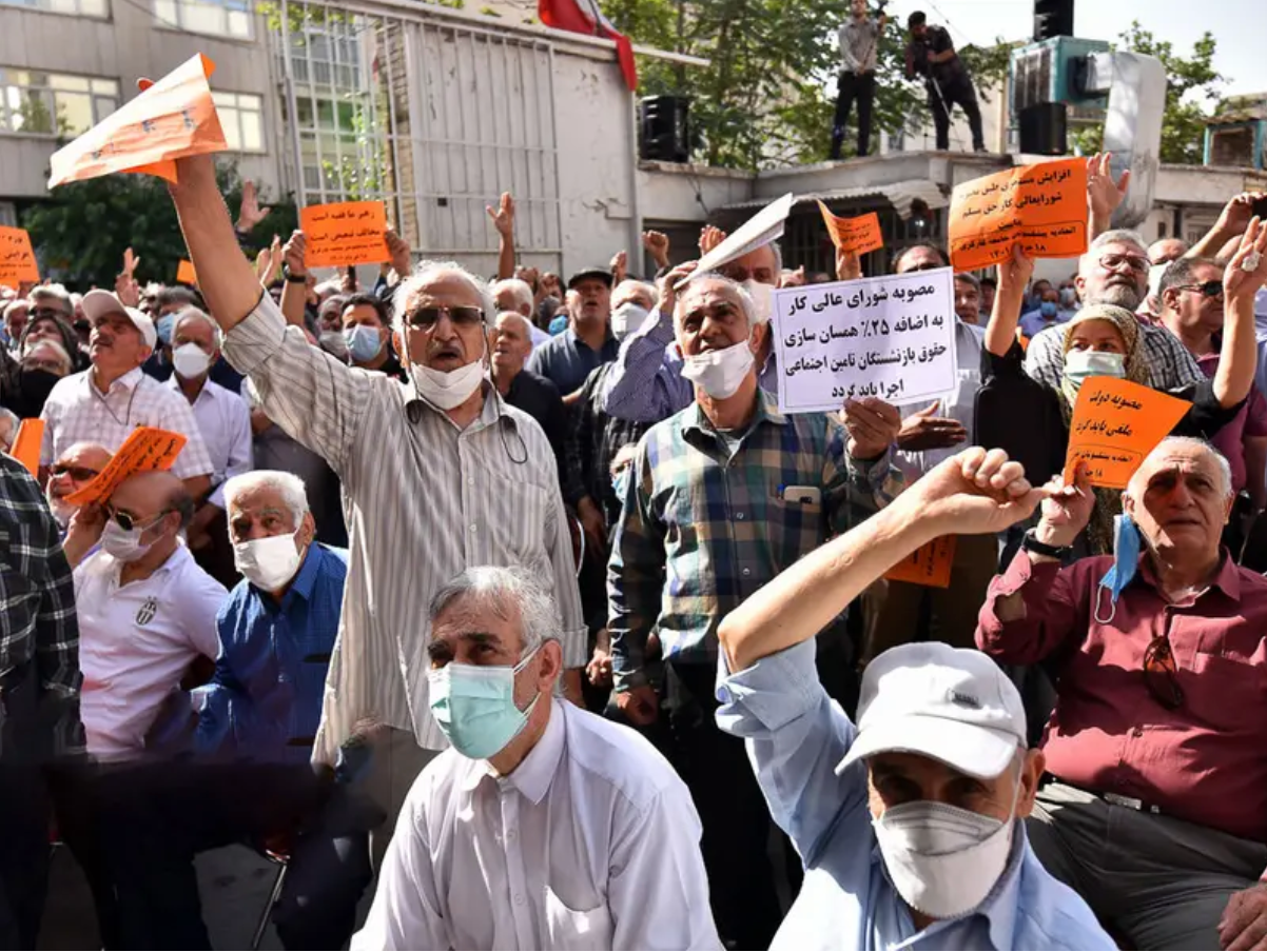 صحيفة "شرق" الإيرانية: أمام النظام تحديات اجتماعية كبيرة بسبب أزمة "إفلاس صناديق التقاعد"