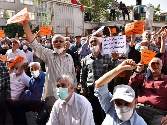 صحيفة "شرق" الإيرانية: أمام النظام تحديات اجتماعية كبيرة بسبب أزمة "إفلاس صناديق التقاعد"