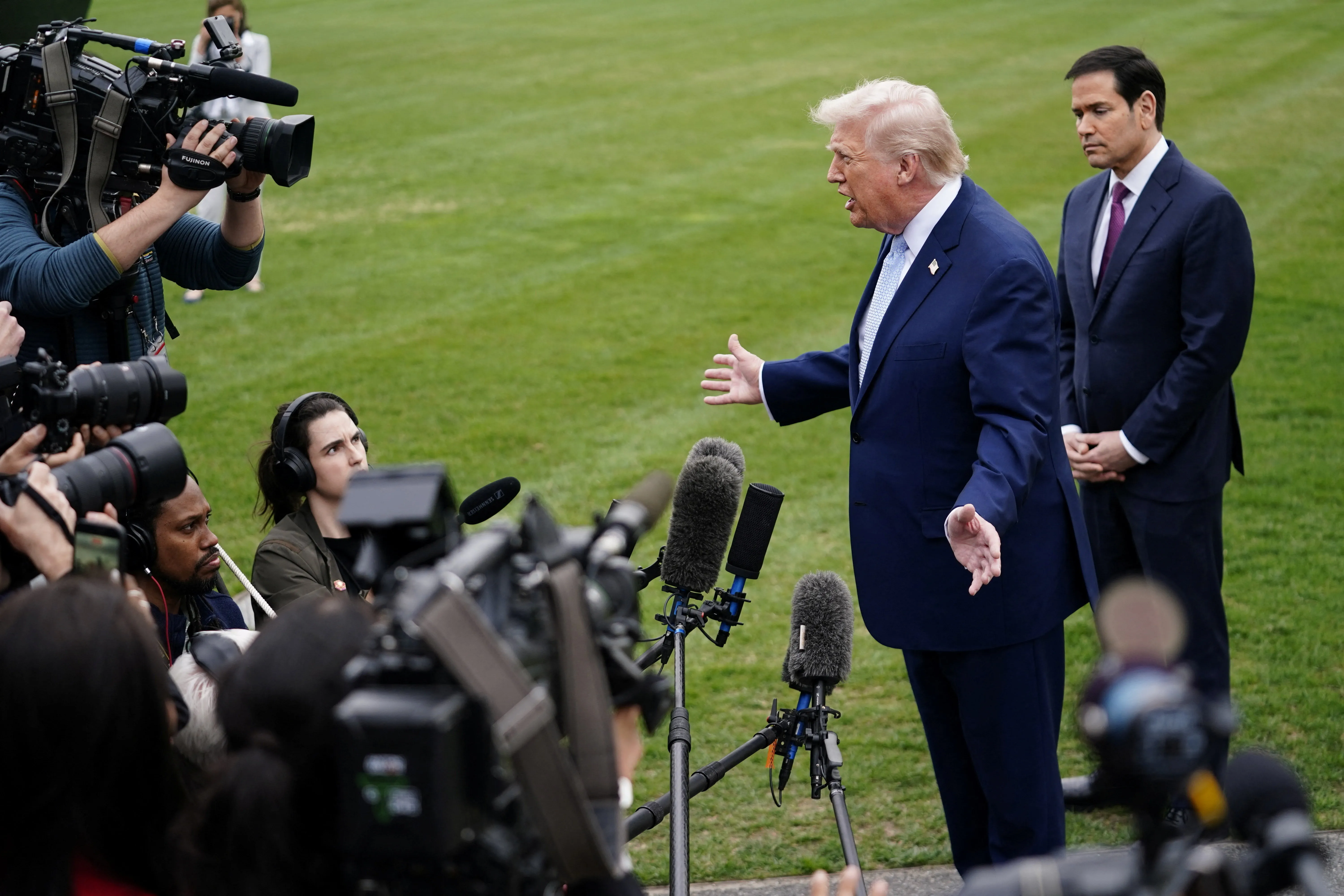 پولیتیکو: اظهارات ترامپ تلاش برای القای مطالباتش بهعنوان واقعیت است