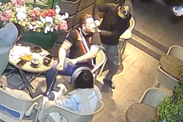 في ظل عدم اكتراث السلطات الإيرانية.. طالبان جامعيان يتعرضان لسطو مسلح في طهران