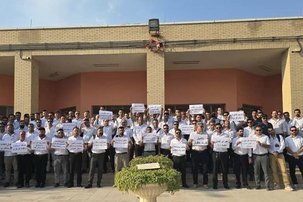 تجمع کارکنان رسمی در مناطق نفتی جنوب ایران همزمان با اعتراض کارگران ارکان ثالث در تهران