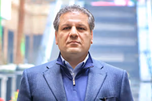 «وجدان آسوده» علی انصاری، زیان انباشته ۵۵۰ هزار میلیارد تومانی بانک آینده و خشم کاربران