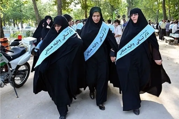 "حارسات الحجاب" مستمرات في"ترهيب" النساء وأنباء عن القبض على ثلاث نسوة في مترو أنفاق طهران