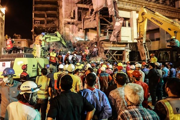 وثيقة تلقتها "إيران إنترناشيونال" تكشف تفاصيل الفساد في إنشاء المبنى المنهار في عبادان