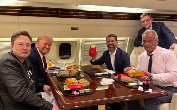 سفر دونالد ترامپ و چهرههای شاخص با جت شخصی به صرف مکدونالد