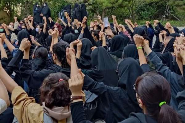 انجمن دانشجویان دانشگاه شریف از تماس حراست با والدین دانشجویان برای تذکر پوشش خبر داد
