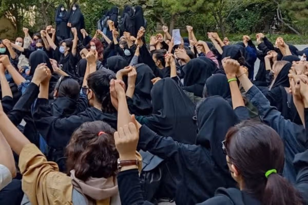 انجمن دانشجویان دانشگاه شریف از تماس حراست با والدین دانشجویان برای تذکر پوشش خبر داد