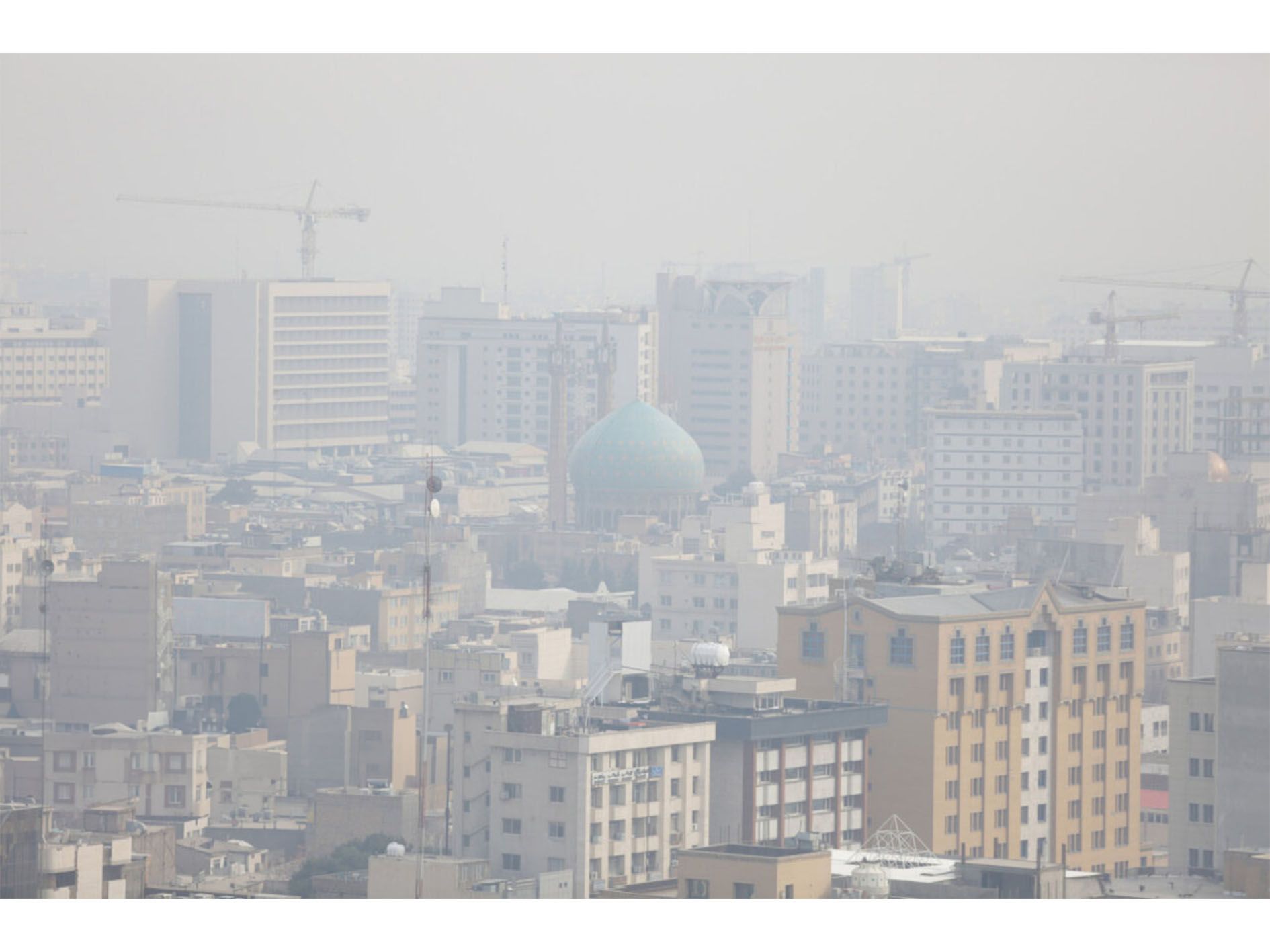 افزایش آلودگی هوا و هجوم ریزگردها مراکز آموزشی و ورزشی مشهد را تعطیل کرد