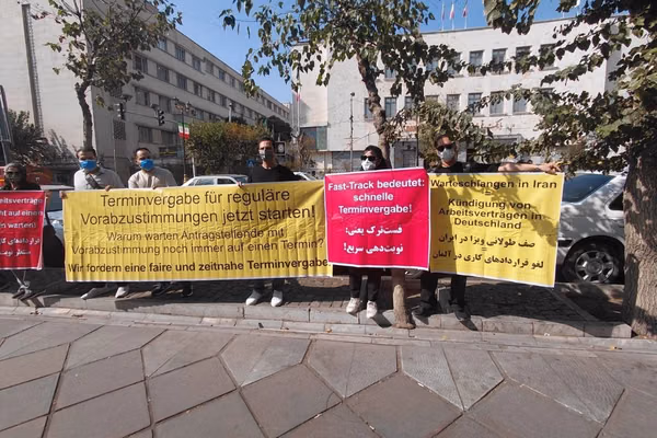 متقاضیان ویزای کاری آلمان مقابل سفارت این کشور در تهران تجمع کردند