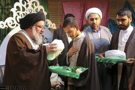 A ceremony in which a prominent clergyman places the turban on young clerics’ heads