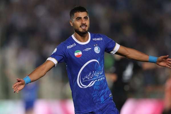 سعید سحرخیزان، بازیکن استقلال ۱۰ زندانی را آزاد کرد