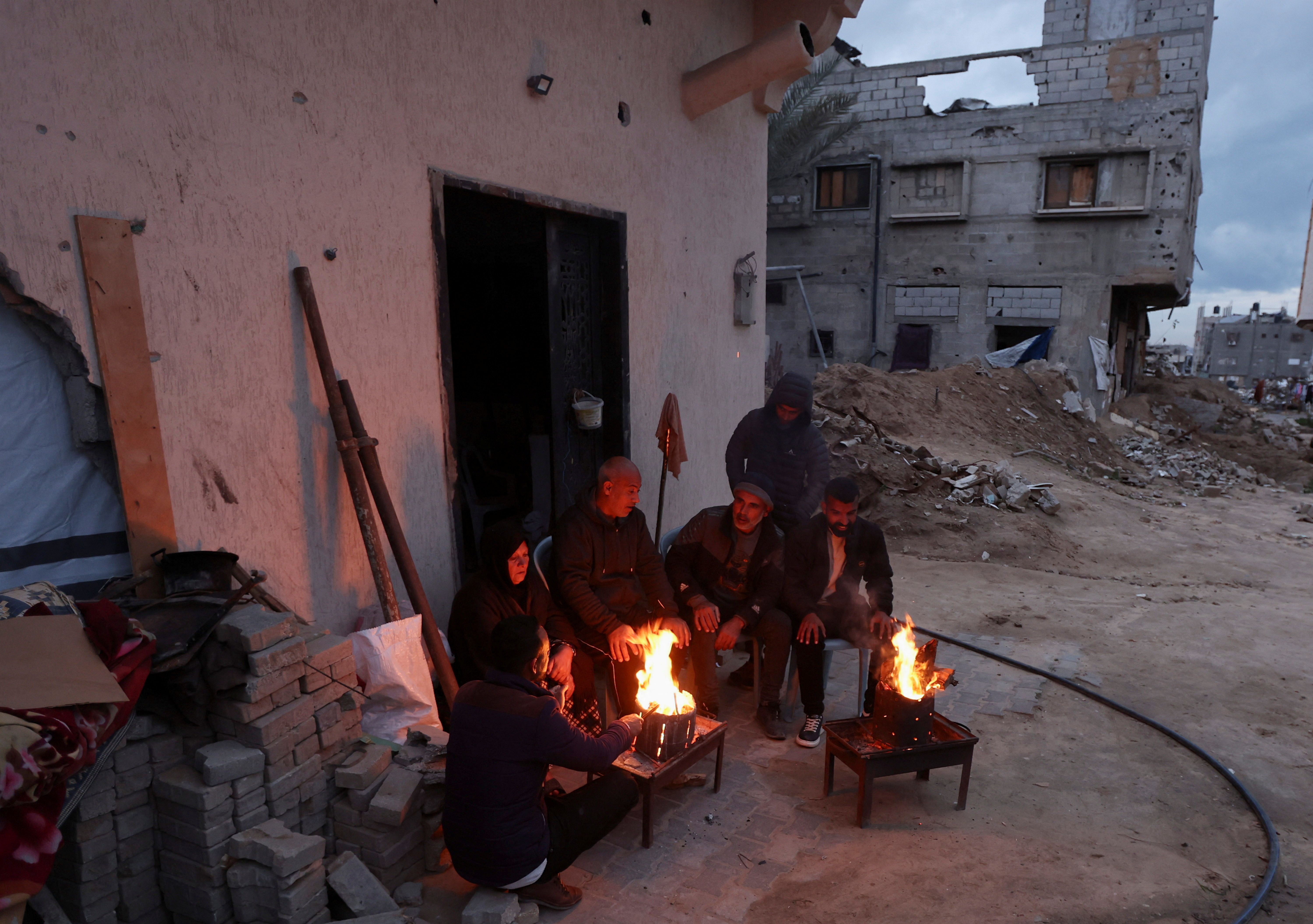 فلسطینیان در میان ویرانه‌های شهر خان یونس، جنوب نوار غزه، ششم اسفند