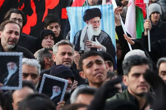 Trump mengatakan pembicaraan lebih mudah setelah Khamenei, Iran bersumpah akan memberikan respons yang 'menghancurkan'.