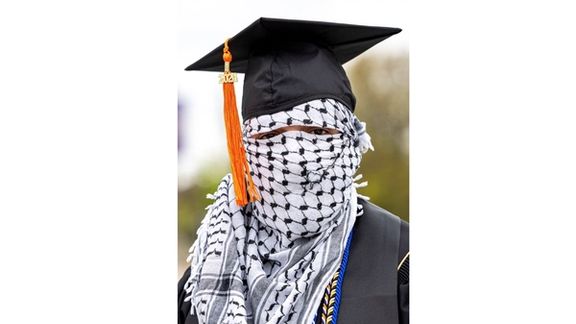 پوشش دانشجوی معترض فلسطینی در آمریکا برای مراسم فارغالتحصیلی