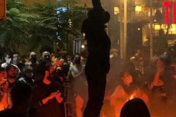 "بوليتيك": العالم ينظر بذهول لانتفاضة الشعب الإيراني.. والإيرانيات أفشلن خطط النظام