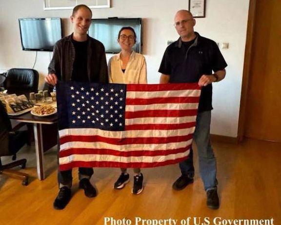 ایوان گرشکویچ، خبرنگار وال استریت ژورنال (چپ)، آلسو کورماشوا (وسط) و پل ویلن، تفنگدار سابق آمریکایی