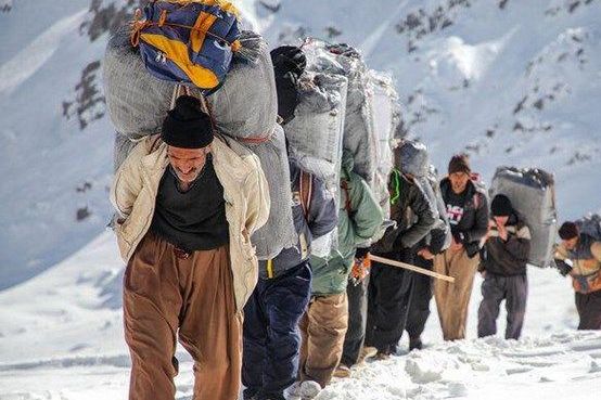 "هيومن رايتس ووتش": النظام الإيراني يستخدم القوة المفرطة والمميتة ضد العتالين