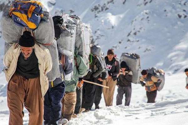 معظمهم بنيران القوات العسكرية.. مقتل 52 حمالاً وإصابة 131 آخرين في إيران خلال عام