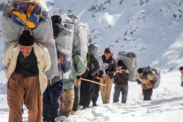 معظمهم بنيران القوات العسكرية.. مقتل 52 حمالاً وإصابة 131 آخرين في إيران خلال عام