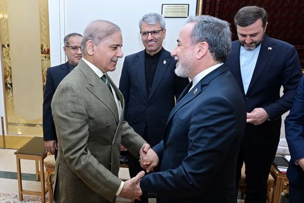 عراقچی: در سفر به پاکستان موضع جمهوری اسلامی برای پایان جنگ تشریح شد