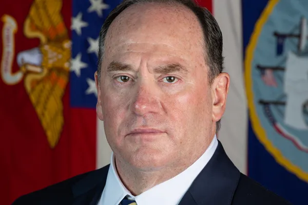 جان سی فلان، رییس دپارتمان نیروی دریایی در پنتاگون، از این سمت کنار رفت